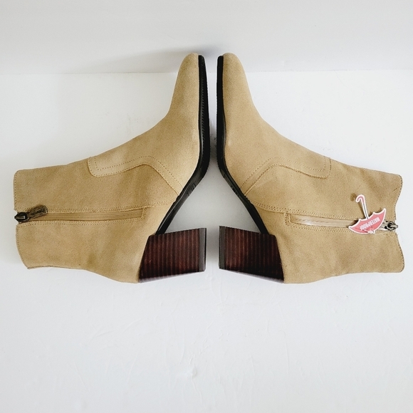 NEW Blondo Beige Waterproof Suede Stacked Block Heel Ankle Booties Size 8.5 - Picture 4 of 6